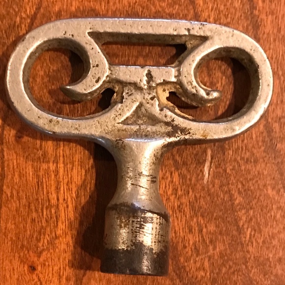 VINTAGE GRANDFATHER CLOCK WINDING KEY - Picture 1 of 2